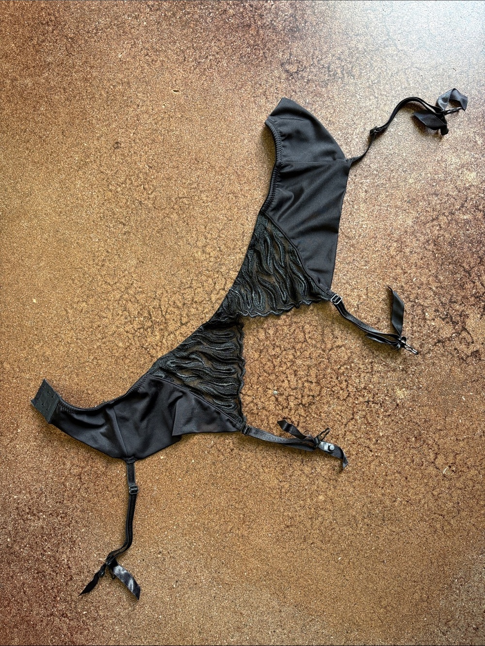 Excellent condition stretch garter belt.